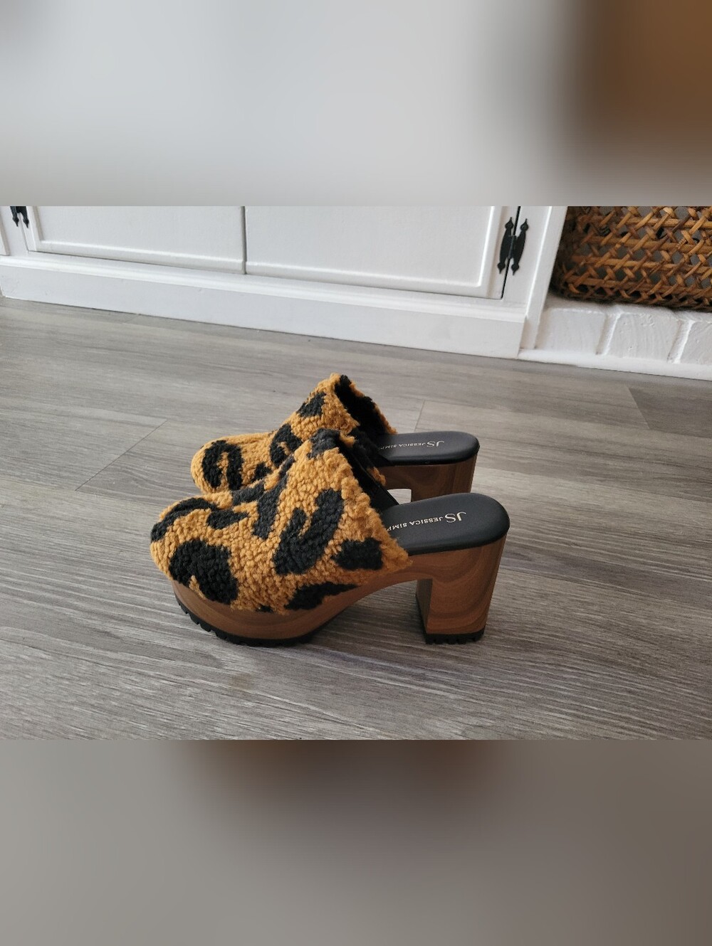 Mobwife Faux Fur Leopard Print Sherpa Chunky Platform Clogs Size 7 - Picture 2 of 8